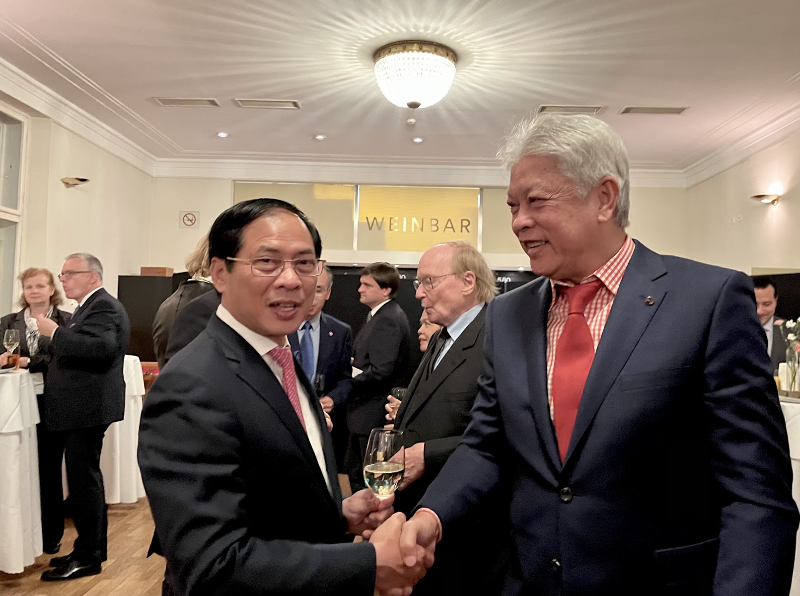 Chủ tịch VTF Trương Ngọc Để (phải) và Bộ trưởng Bộ ngoại giao Bùi Thanh Sơn tại Lễ kỷ niệm 50 năm thiết lập quan hệ ngoại giao Việt Nam – Áo tại thủ đô Viên.jpg