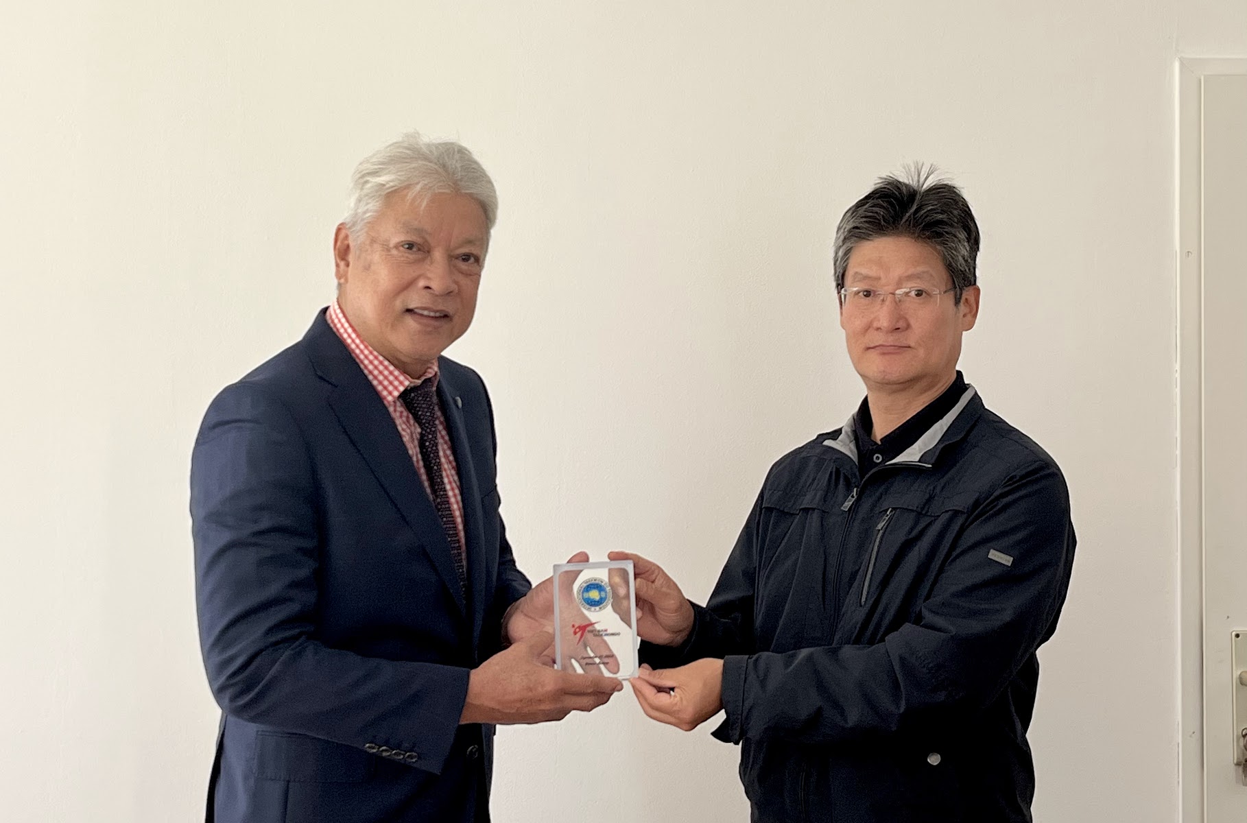Chủ tịch VTF Trương Ngọc Để trao KNC cho đại diện VP ITF võ sư Cholgyu Kim.jpg