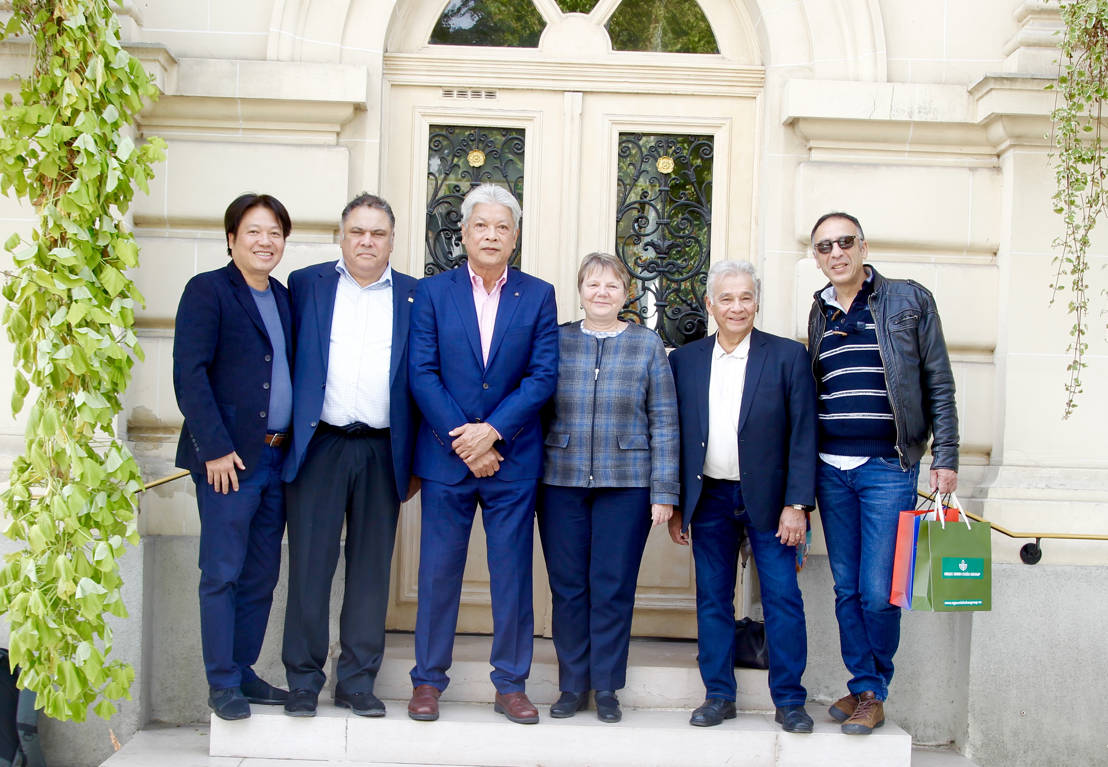 Đoàn cán bộ VTF làm việc cùng Bà thị trưởng thành phố Bagneux Marie – Hélène Amiable (thứ 3 từ phải qua).jpg