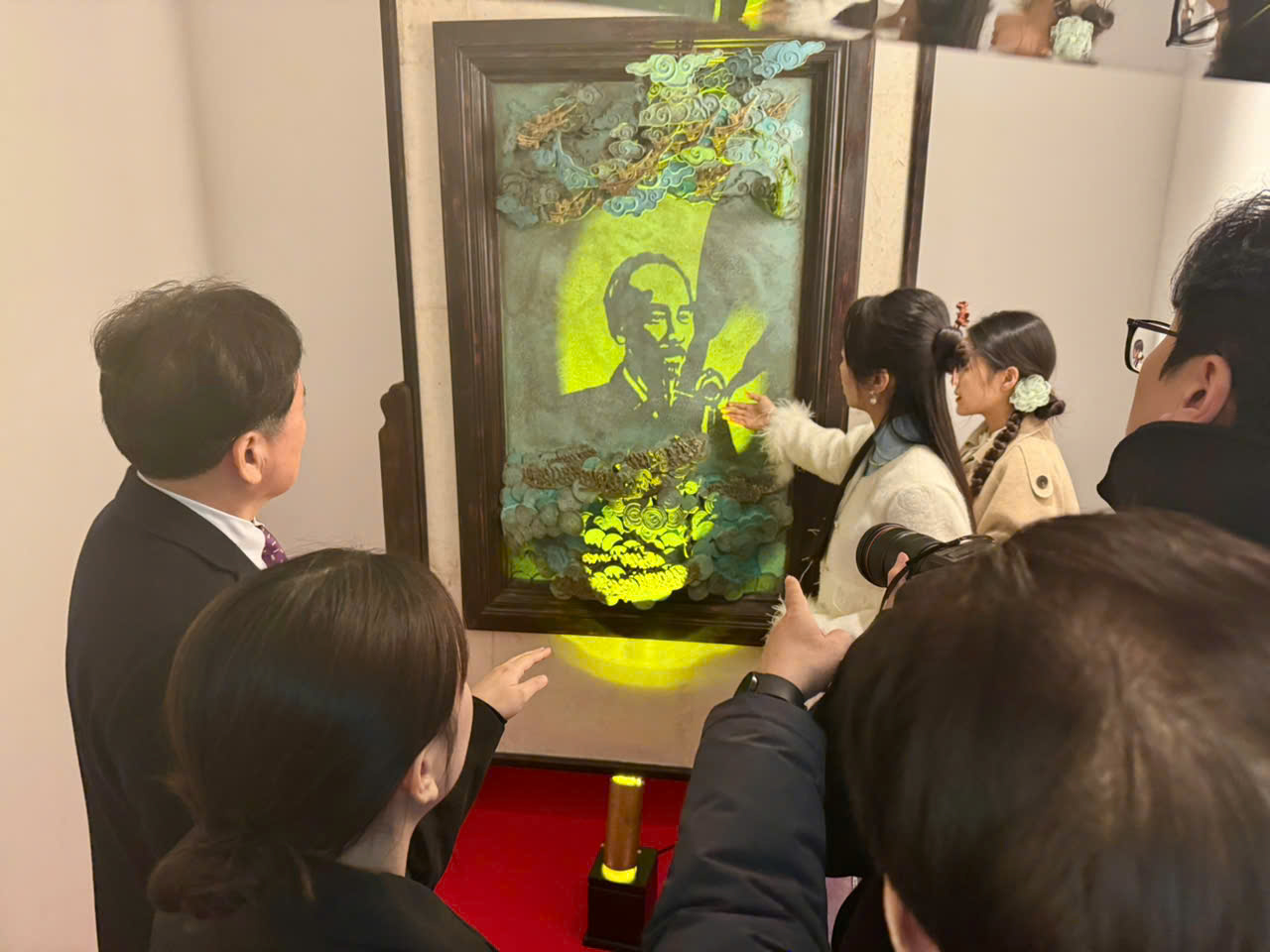 2.hàng trăm lượt khách tham quan các tác phẩm điêu khắc bằng ánh sáng chân dung Hồ Chí Minh và tổng thống Hàn Quốc (11).jpg