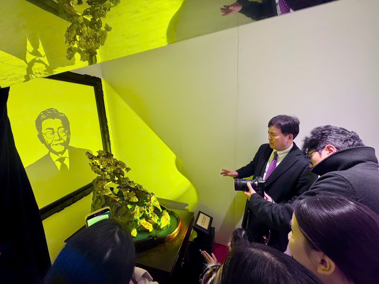 3.hàng trăm lượt khách tham quan các tác phẩm điêu khắc bằng ánh sáng chân dung Hồ Chí Minh và tổng thống Hàn Quốc (21).jpg